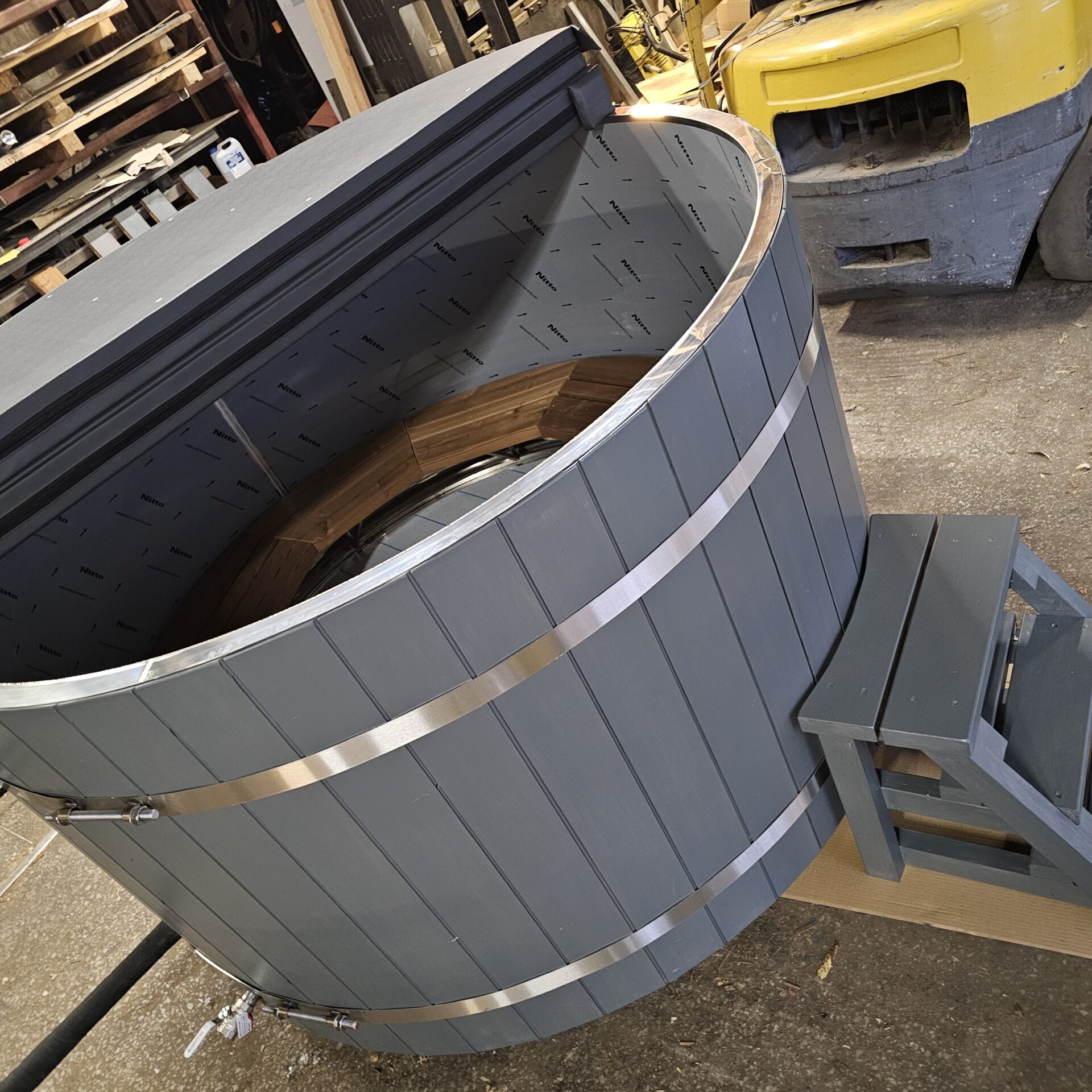 rosteritynnyri puuistuimeilla